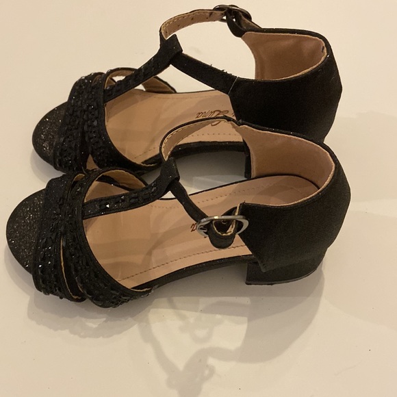 Black strapped Heals - Picture 4 of 4